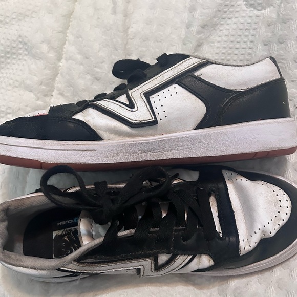 Vans Lowland ComfyCush Leather Shoe - Black / White, Mid- Rise - Picture 4 of 7